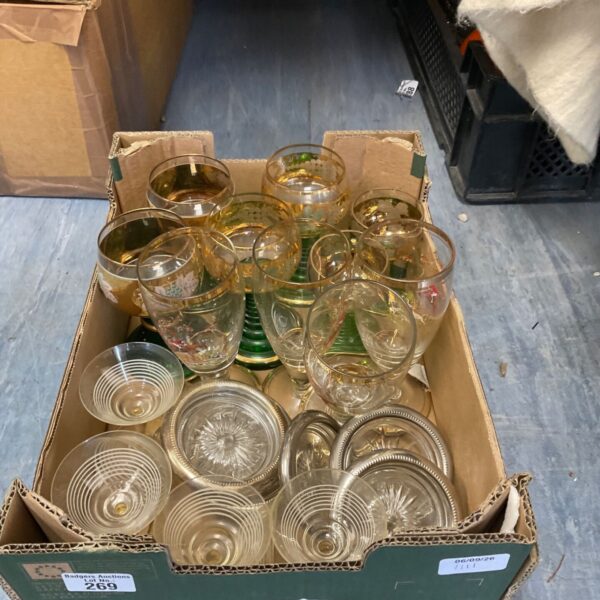 Mixed glassware lot featuring colourful goblets and drinking glasses.