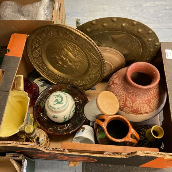 Mixed lot of vintage ceramics and copper plates for collectors.