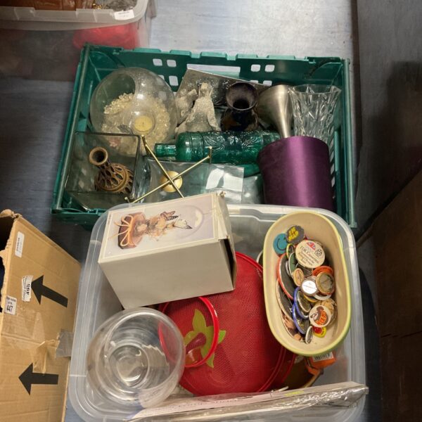 Mixed lot of vintage collectibles including glassware and badges.