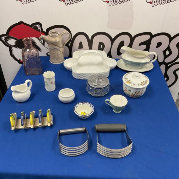 Mixed lot of vintage pottery and porcelain including Aynsley and Royal Doulton.