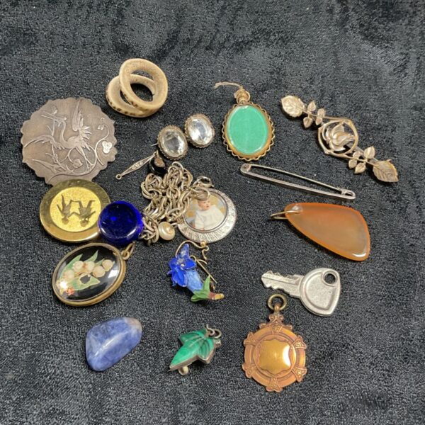 Mixed lot of vintage silver and costume jewellery pieces.