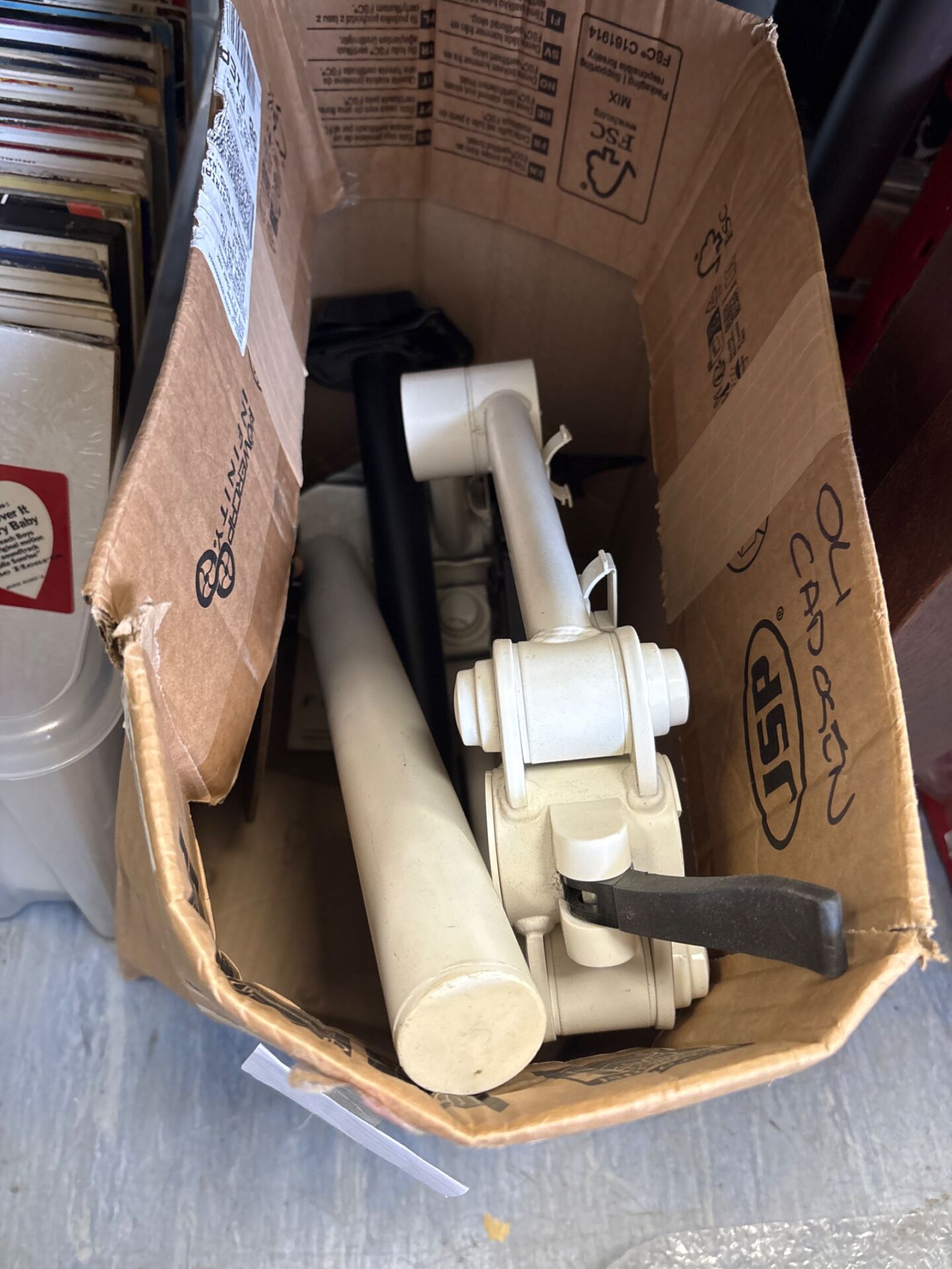 163 Box containing one single and one double wall monitor brackets