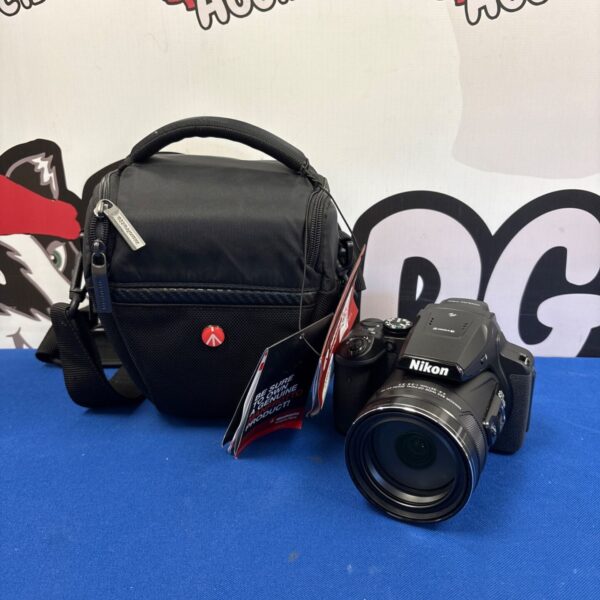 Nikon Coolpix P900 camera with Manfrotto bag for photography.