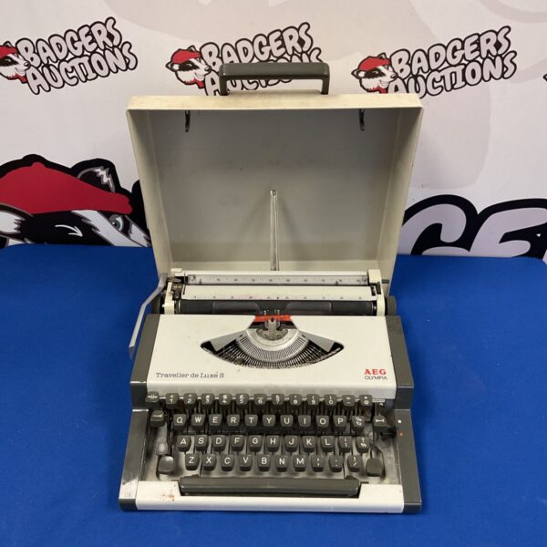 Vintage Olympia Traveller Deluxe S mechanical typewriter in good condition.