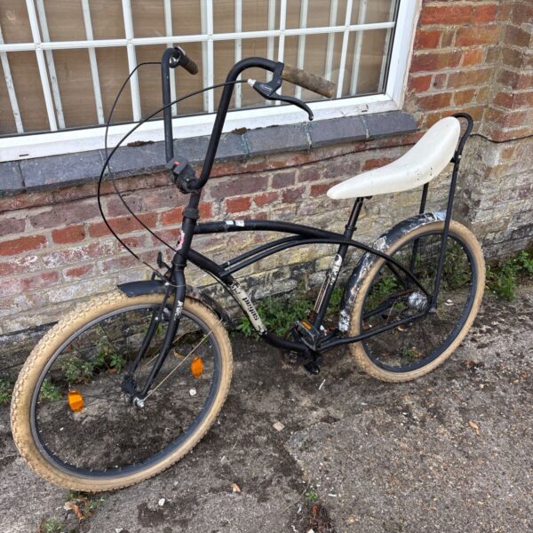 Black Pegas Strada 1 cruiser bicycle with high handlebars.