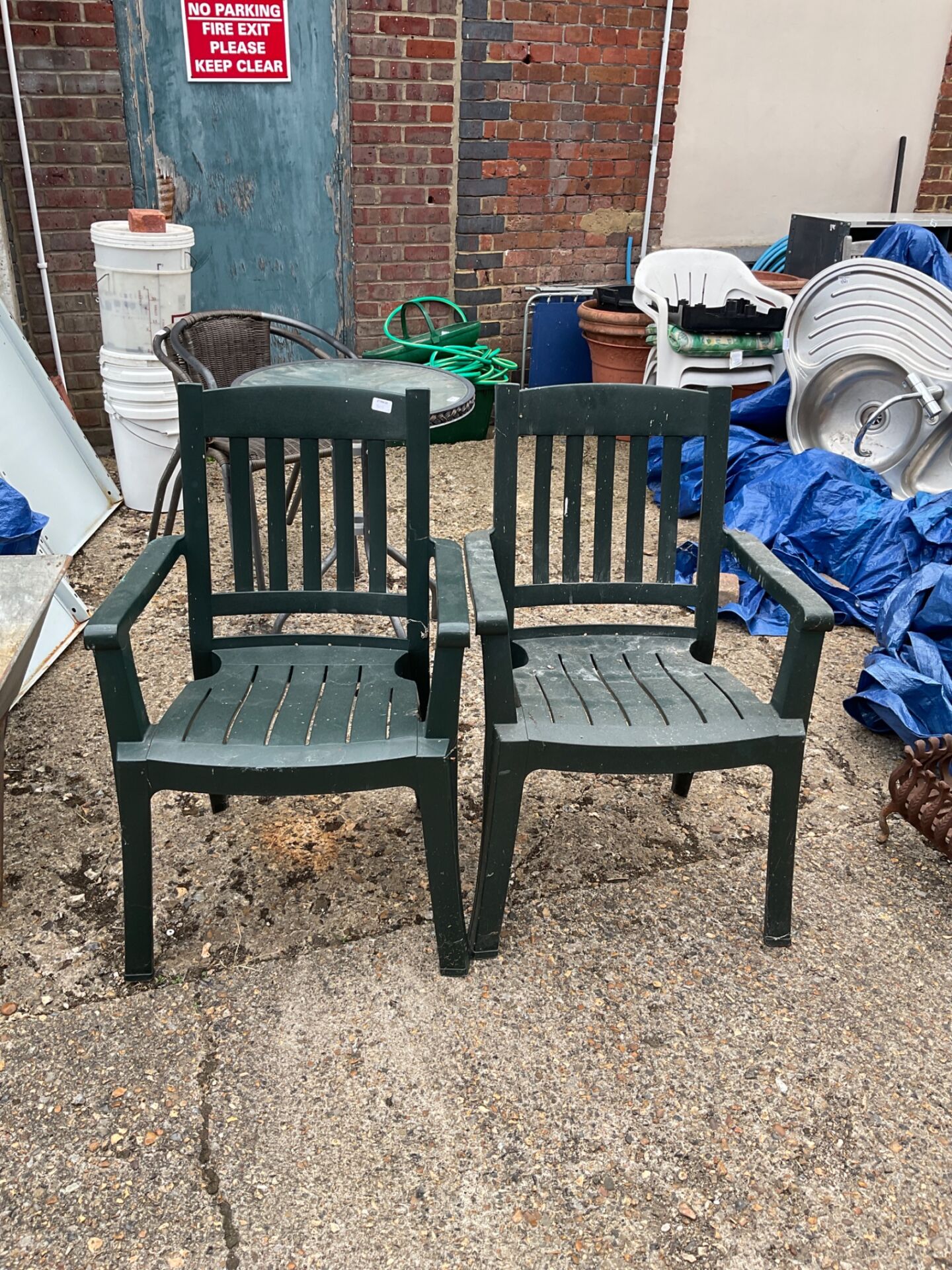 1272 Two plastic garden chairs