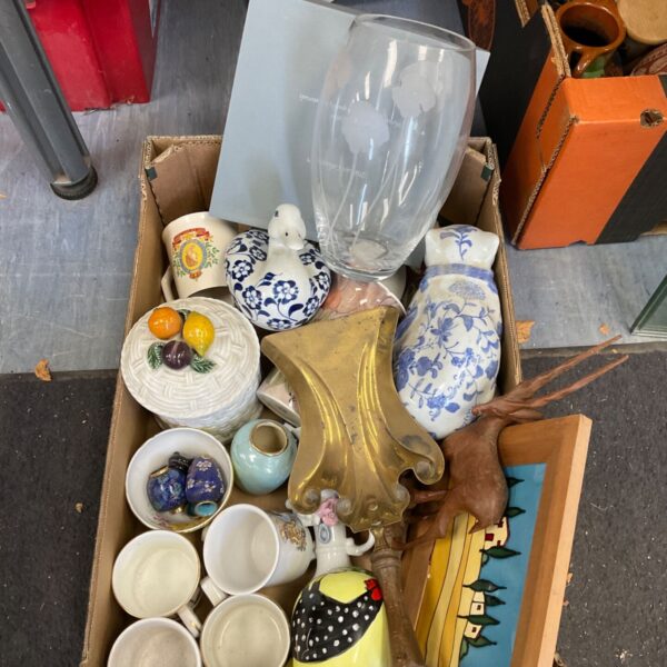 Mixed lot of vintage porcelain and a duck figurine for collectors.
