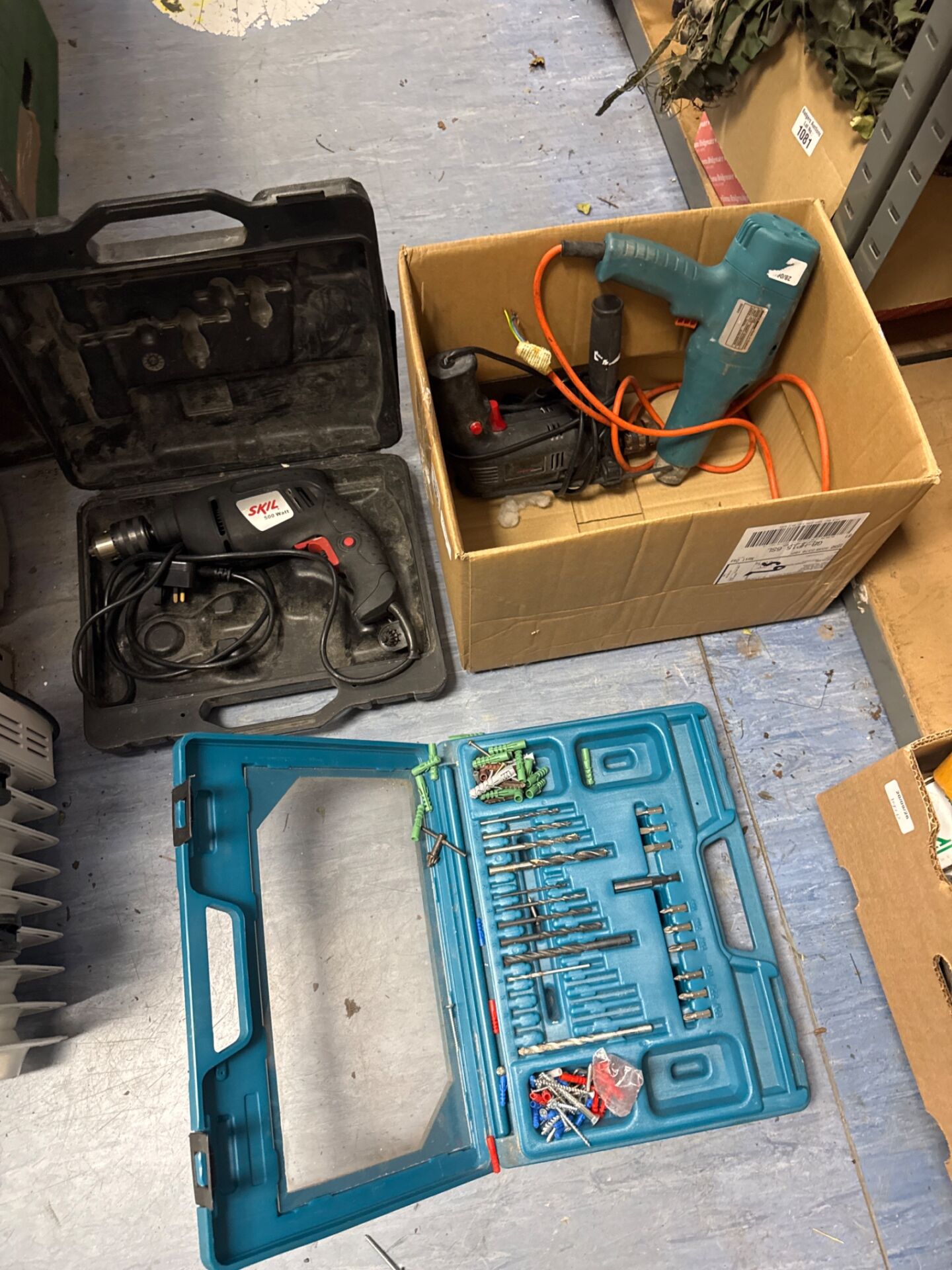 1066 Bundle of power tools inc drills, heat gun & part complete drill bit set
