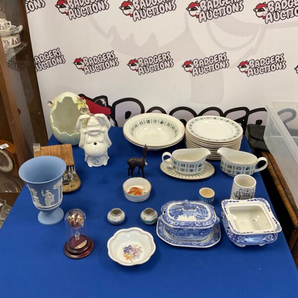 Royal Doulton plates and bowls in a mixed lot for collectors.