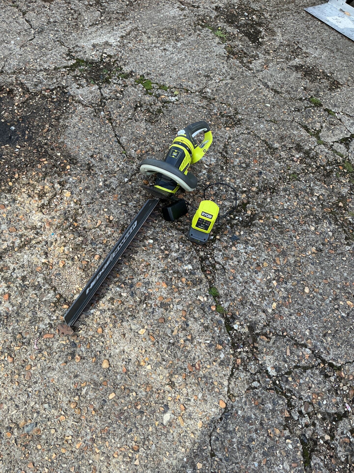 1194 Ryobi battery hedge trimmer with battery and charger