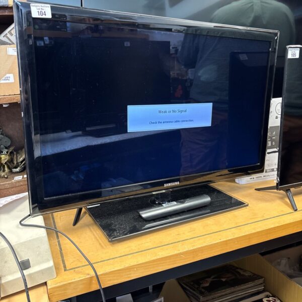 Samsung 32 inch smart TV UE32D5520 with remote control.