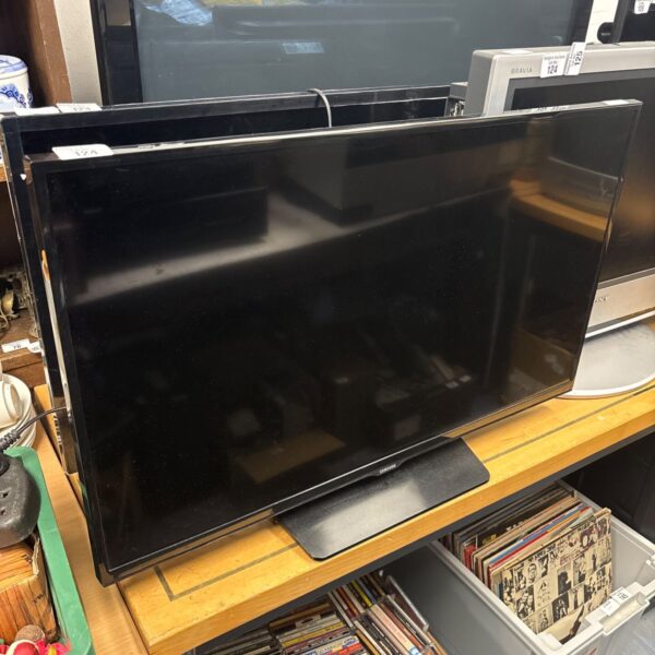Samsung 32 inch flat screen TV model UE32H5500AK in untested condition.