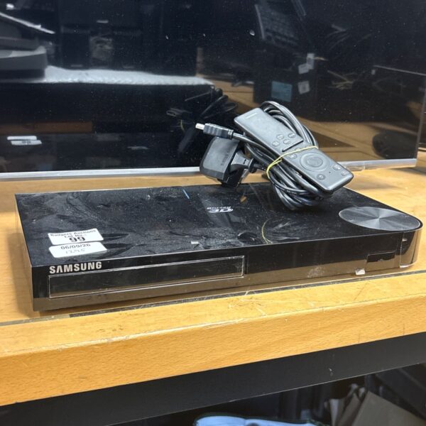 Samsung BD-H6500 3D Blu-ray player with remote control.