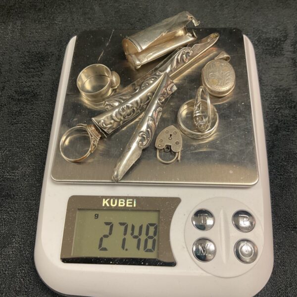 Scrap silver lot weighing 27.48g, ideal for jewellery making.