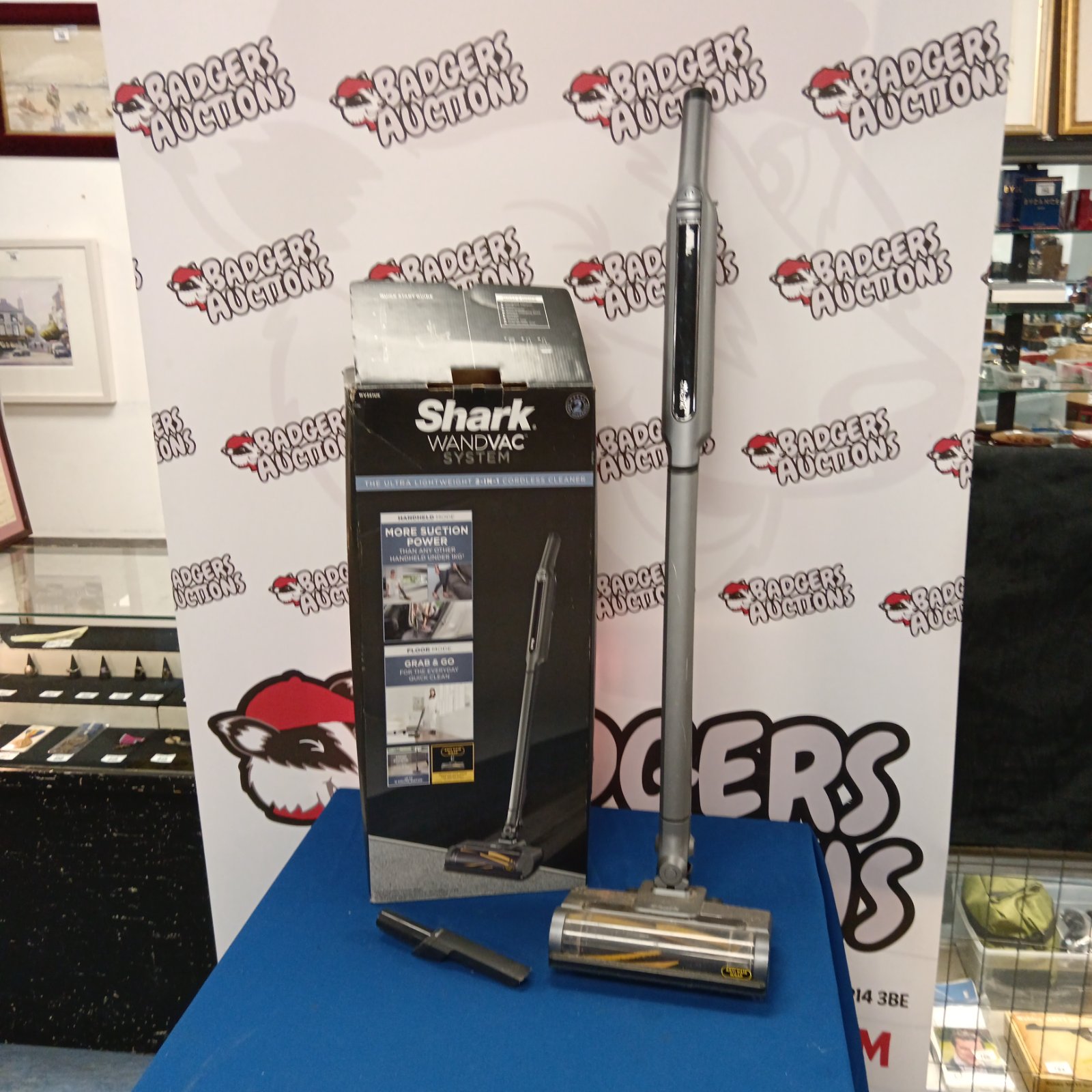 Shark IZ462H Wandvac cordless handheld vacuum cleaner on display.