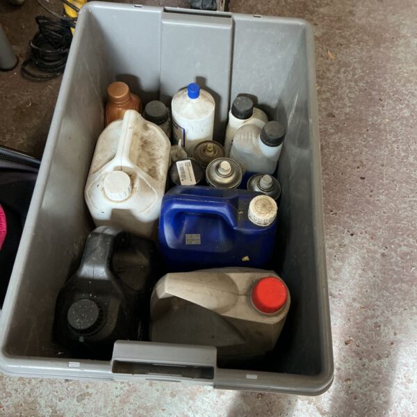 Mixed lot of shed clearance fluids and containers.