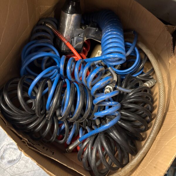 Silverline air gun kit with coiled airlines for pneumatic tools.