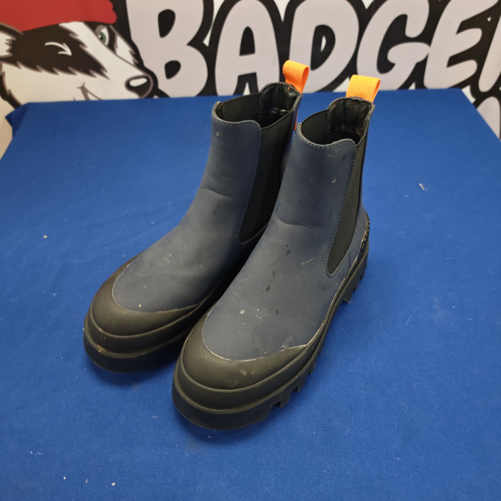 Dark blue size 39 wet boots with rubber soles.