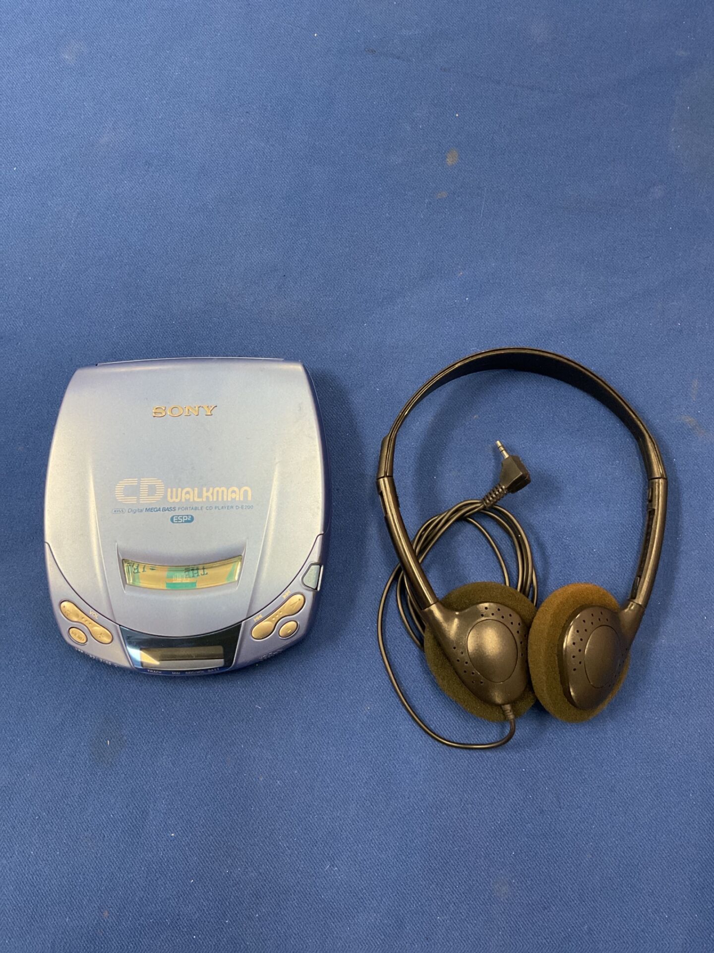 759 Sony esp2 cd Walkman with headphones