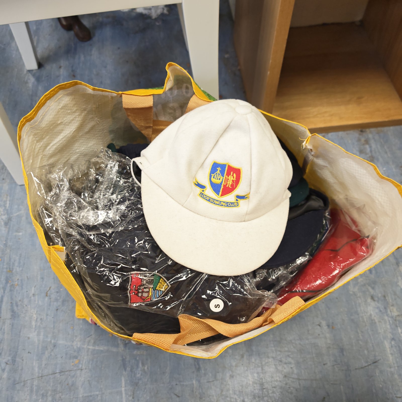 Lot of vintage sporting caps including Loof Bowling Club caps.