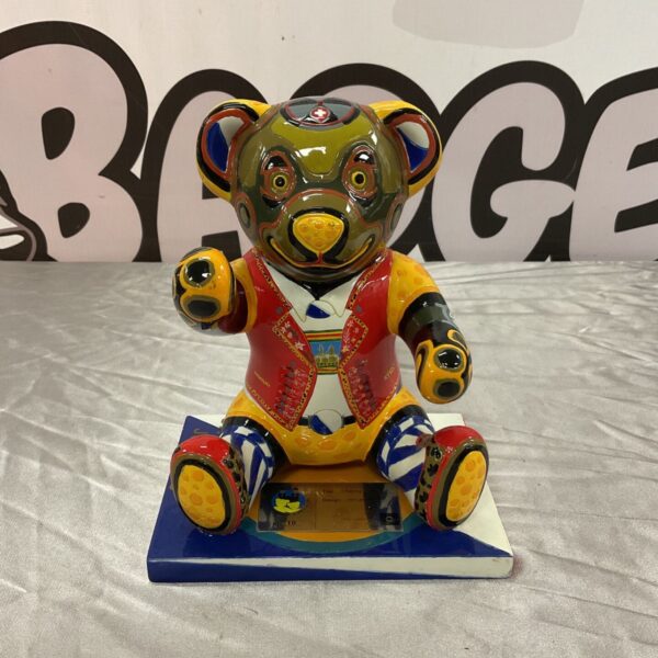 Colourful teddy bear sculpture by Jan Leiser, Zurich 2005.