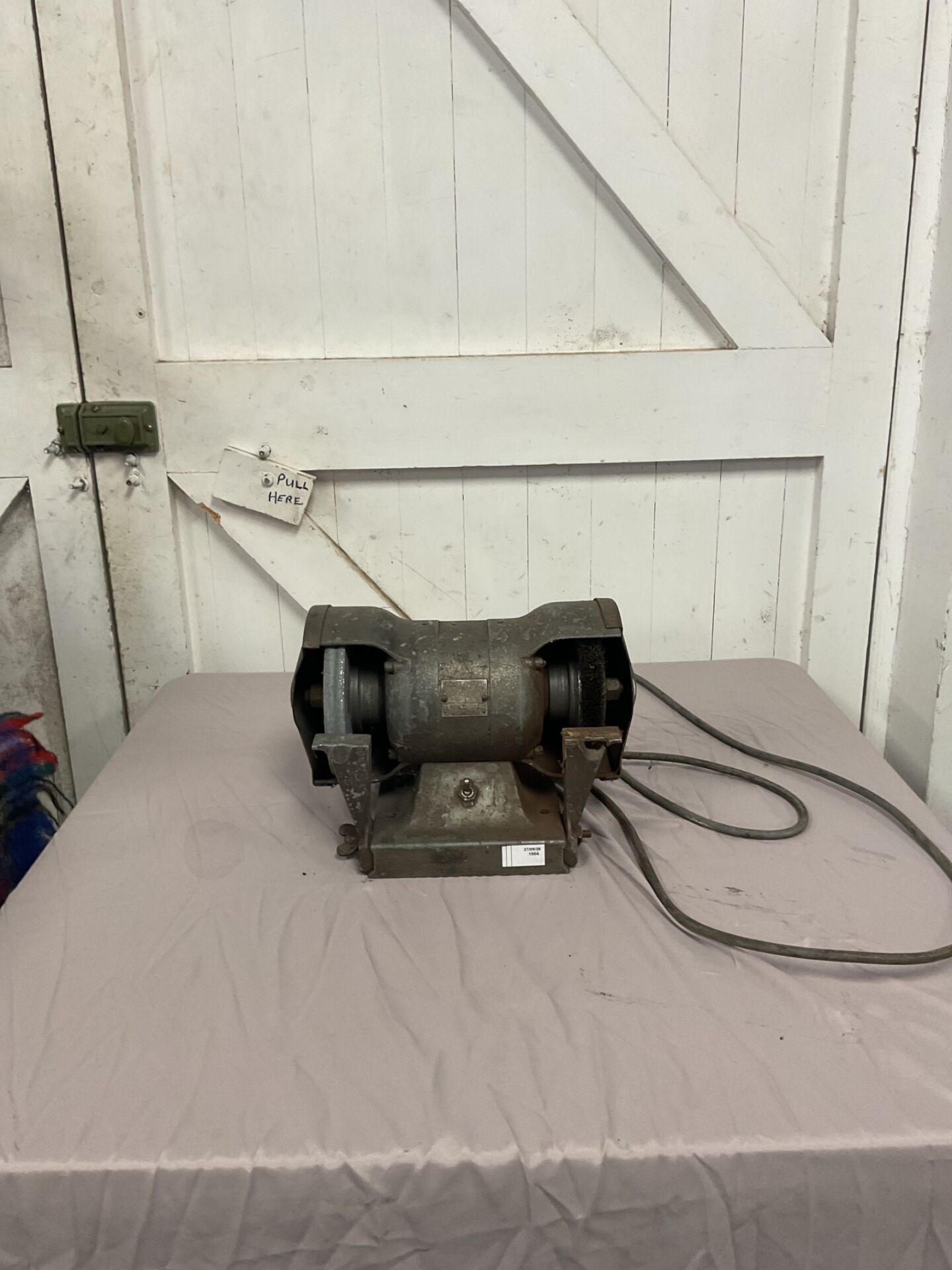 1137 Vintage electric double-ended bench grinder power cable broken