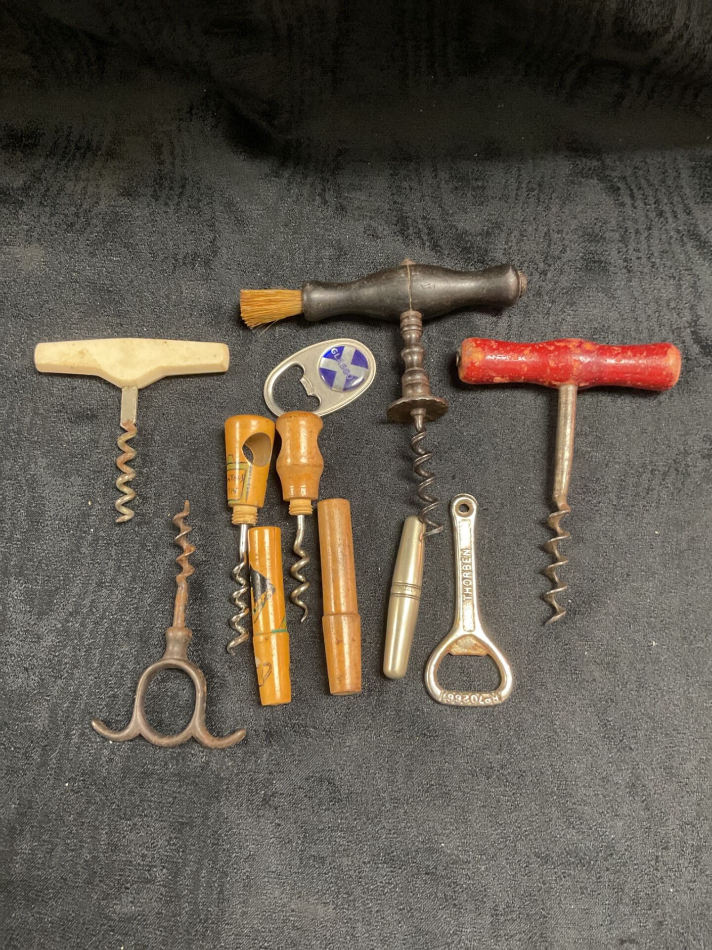 847 Collection of Bottle openers and corkscrews
