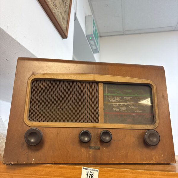 Vintage Cossor Melody Maker 500 AC valve radio in wooden cabinet.