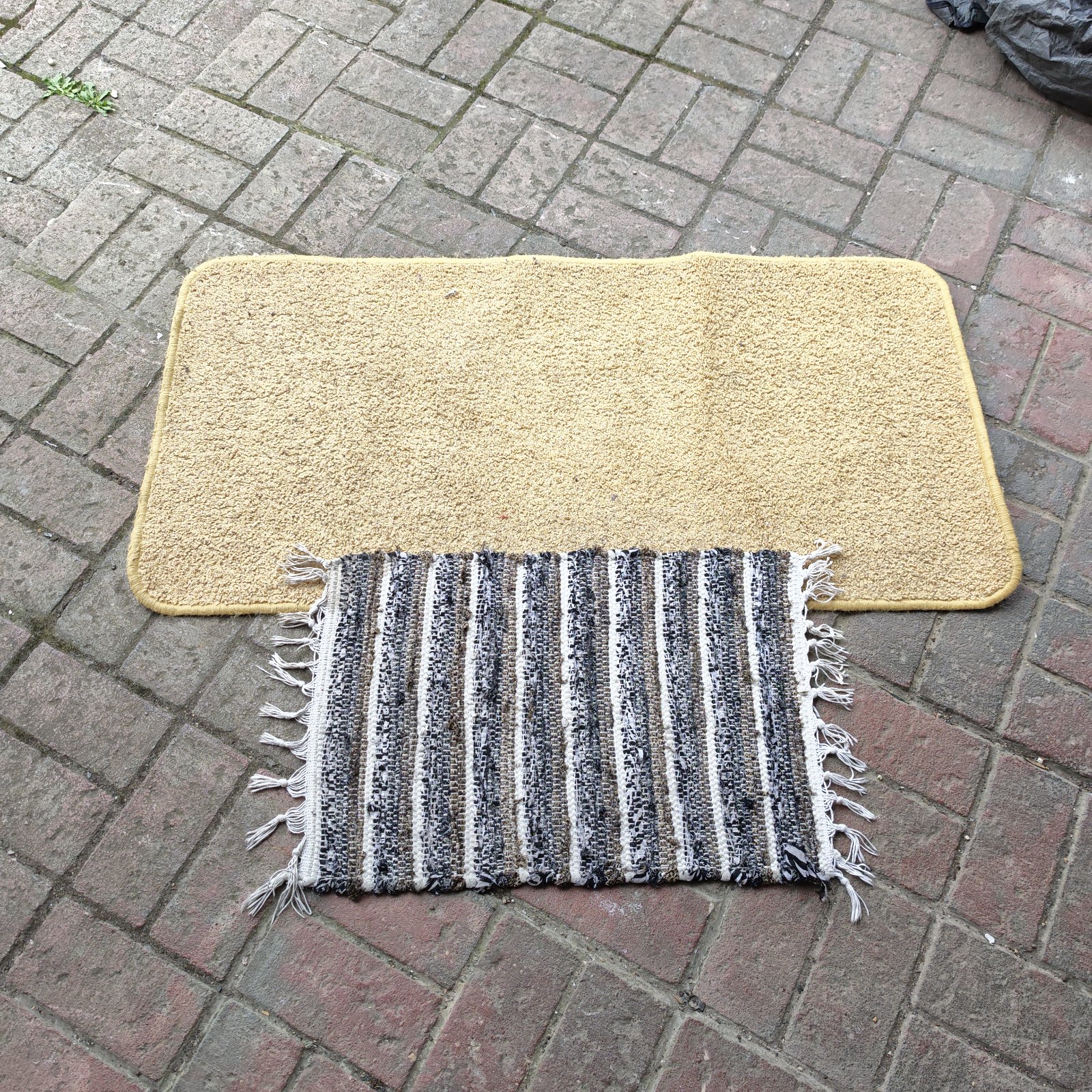 Vintage cream rug runner with tassels, ideal for hallways.