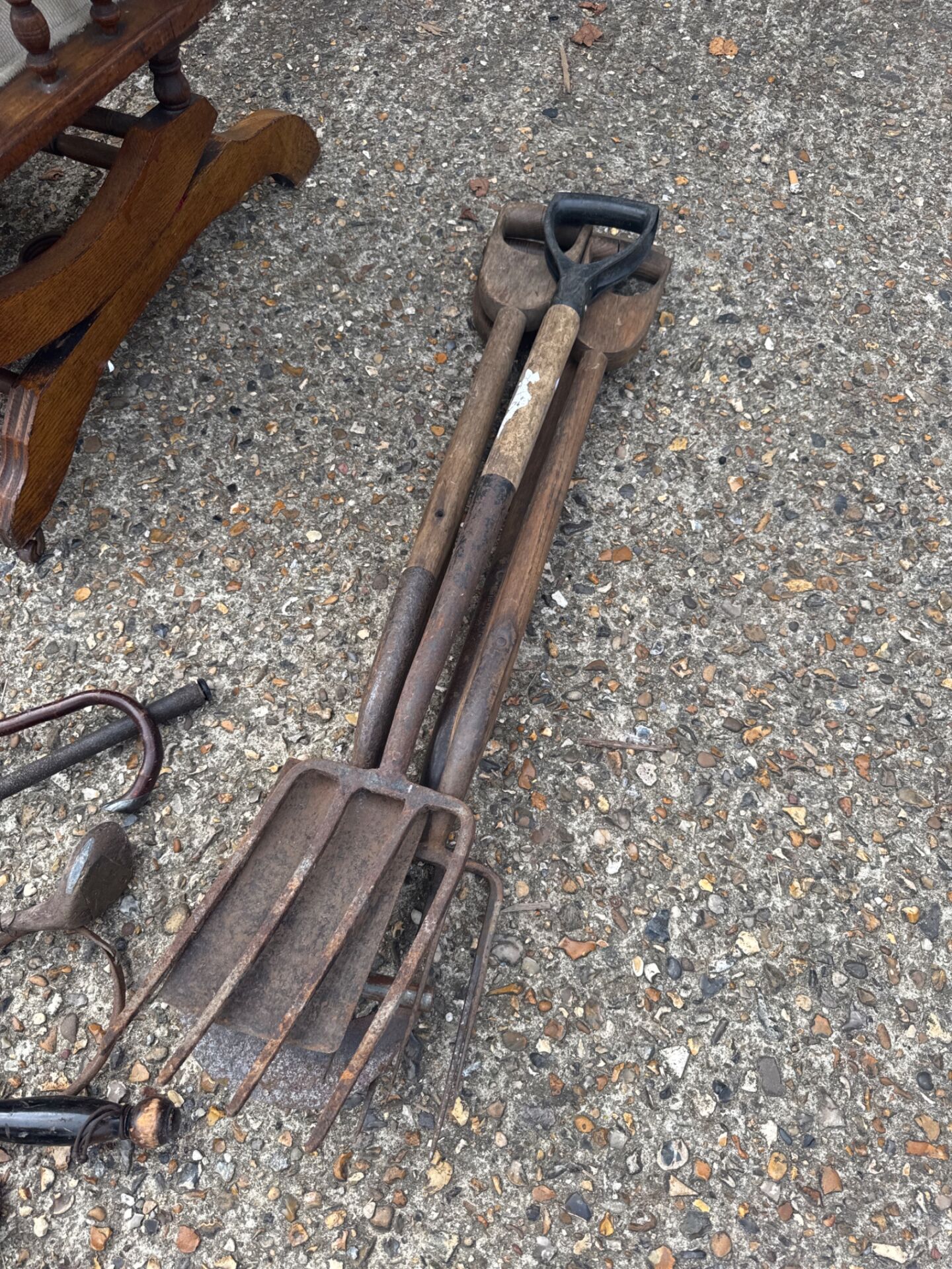 1160 Bundle of five vintage gardening tools inc three forks, a spade & lawn edging tool