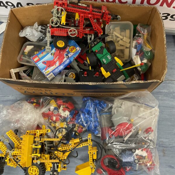 Large lot of vintage Lego Technic and System bricks.