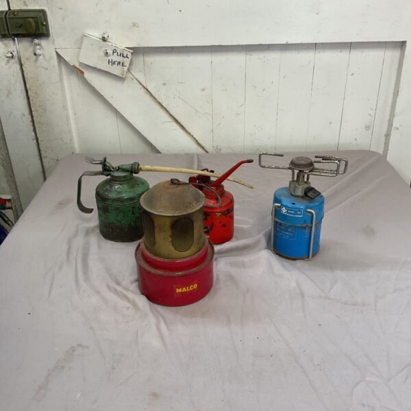 Vintage oil cans and a Malco lamp, a collectible antique set.