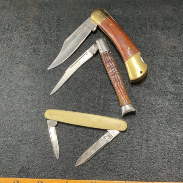 Vintage lot of three folding pocket knives, including Southern Richardson.