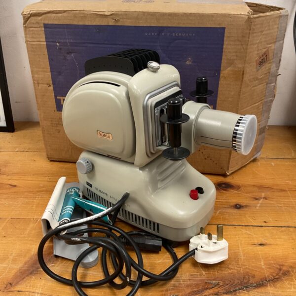 Vintage Trumpf Noris halogen slide projector in black plastic.