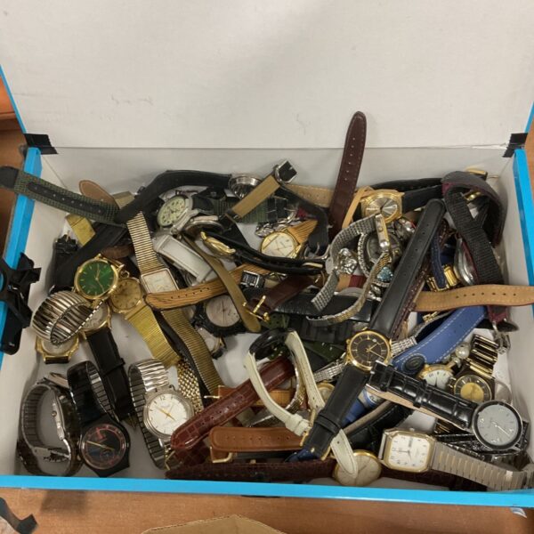 Assorted vintage wrist watches in a mixed lot for collectors.