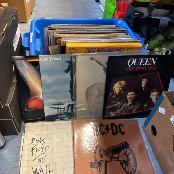 Mixed vinyl record lot including Pink Floyd, Queen, and AC/DC albums.