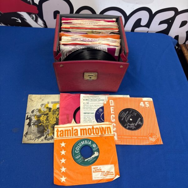 Mixed lot of vintage 7 inch vinyl records for collectors.