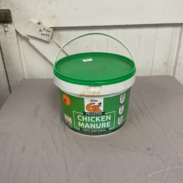 7kg tub of Vitax 6X pelleted chicken manure for garden use.