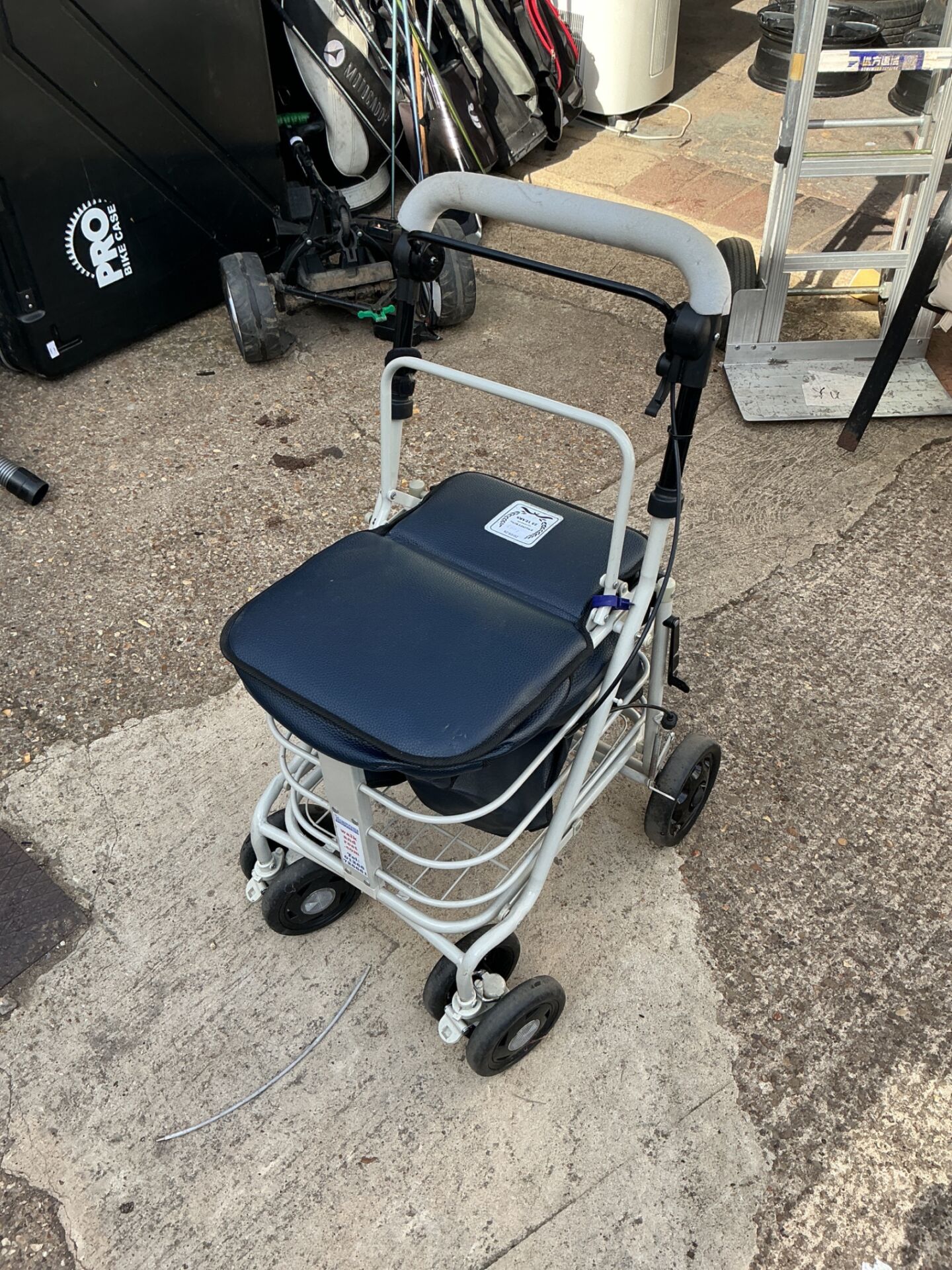1320 Walk and Rest shopping trolley