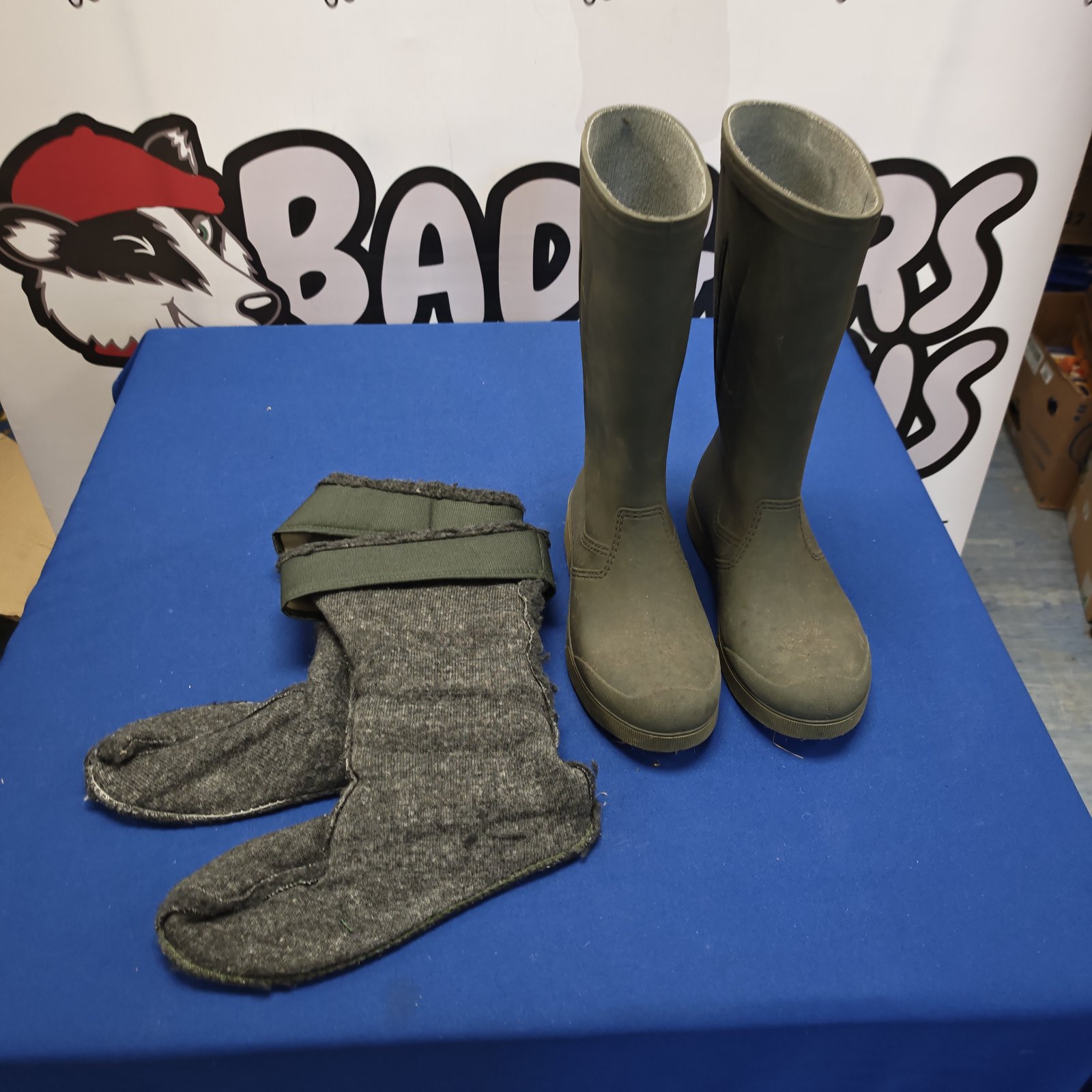 Size 41 wellington boots with knitted inner socks, outdoor footwear.