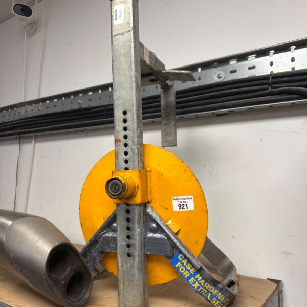 Heavy-duty wheel clamp for vehicle security with key.