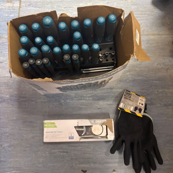 Workzone screwdriver set with magnetic tray and XXL gloves.