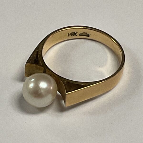 14K yellow gold ring with single white pearl on flat shank