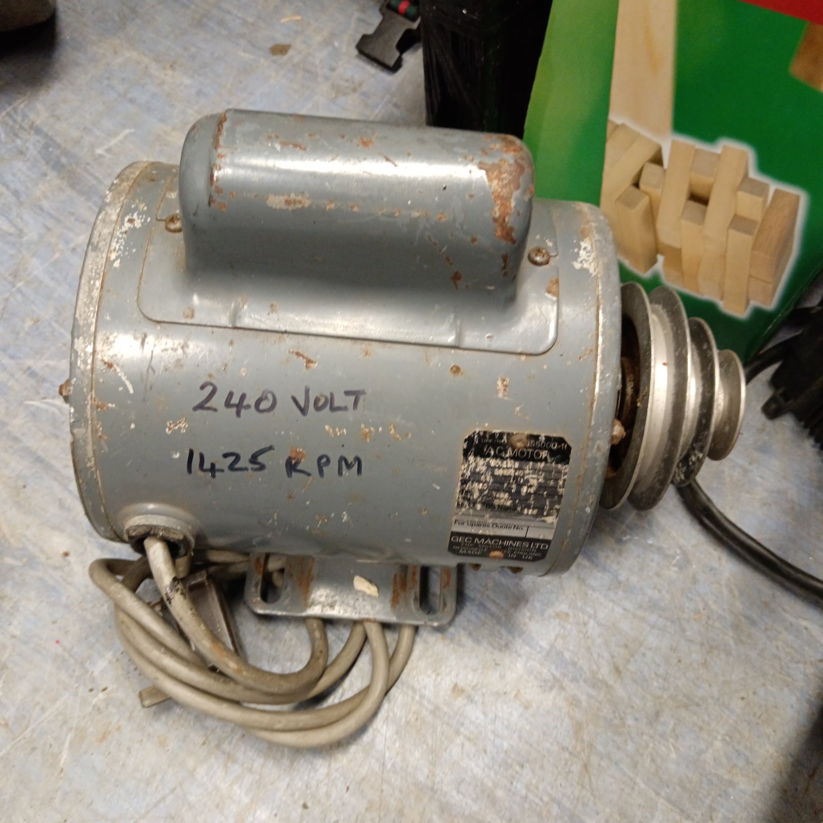 Vintage 240v AC motor with 1425 RPM speed marking.