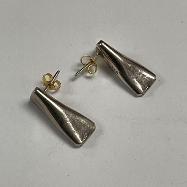 Pair of 925 silver stud earrings with tapered drop designs