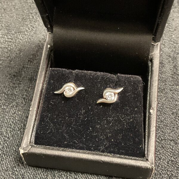 Pair of 925 silver stud earrings with clear stones in black presentation box
