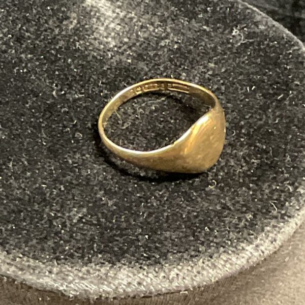 Hallmarked 9ct gold signet ring, size R, classic jewellery.