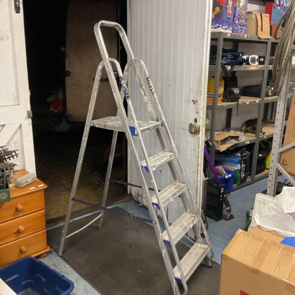 Abru 5 run aluminium step ladder with five treads and handrail