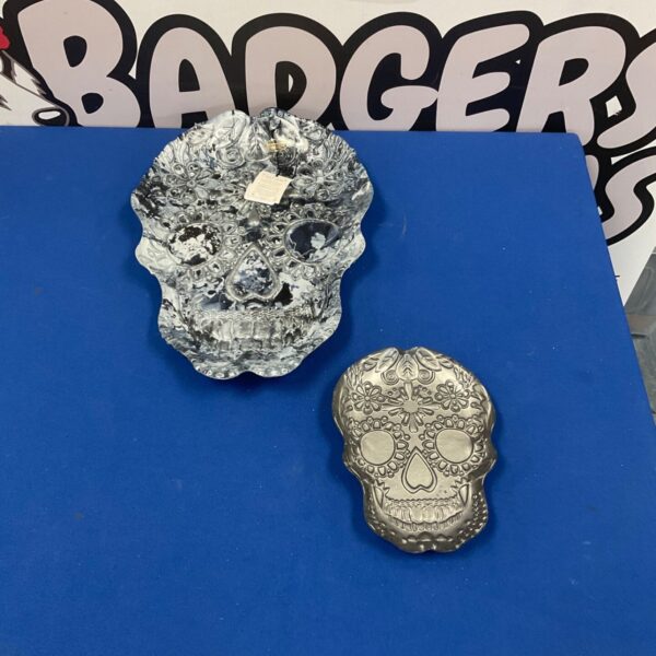 Detailed Amcam skull plate for gothic home decor.