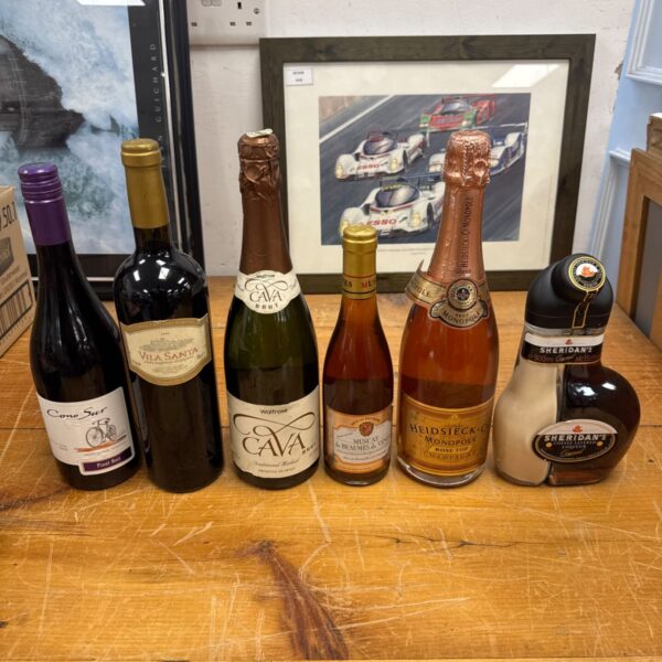Assorted alcohol lot including wine, cava and Sheridan's bottles.